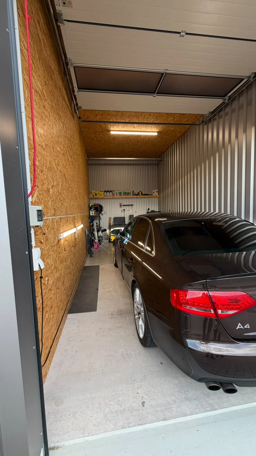 Regal mit Koch-Chemie-Produkten und Arbeitsgeräten in unserer Garage in Roth-Eckersmühlen