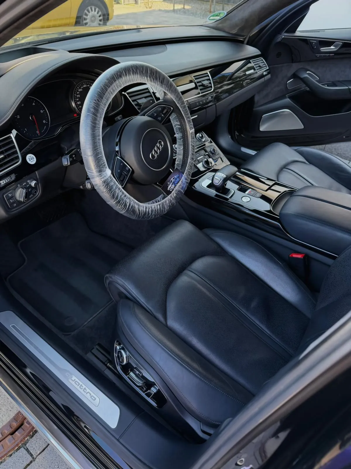Aufbereiteter Fahrersitz eines Audi nach der mobilen Reinigung vor Ort