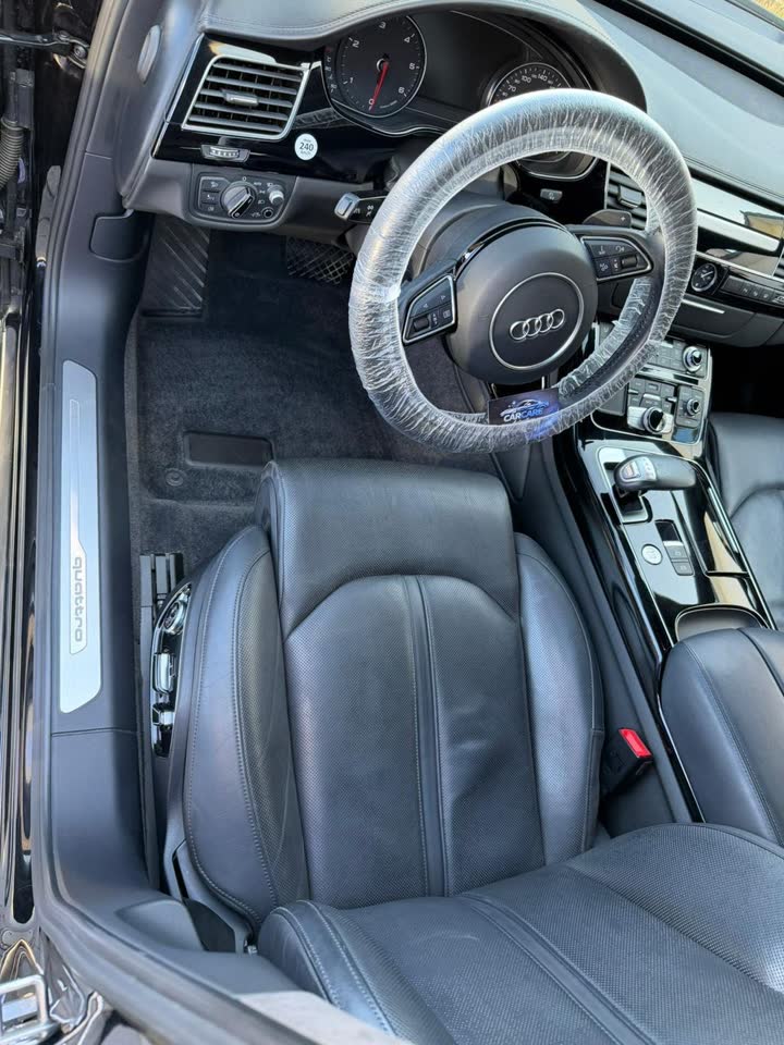 Detailgereinigte Fahrerseite eines Audi A8 mit sauberen Sitzschienen und Einstiegsleisten