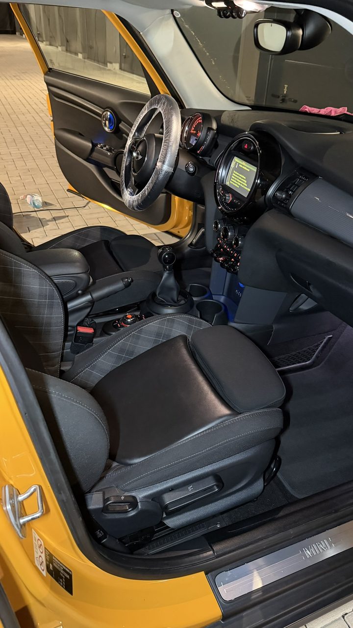 Nachher: MINI Cooper Beifahrerseite Innenreinigung Nürnberg – Autoaufbereitung Leinburg